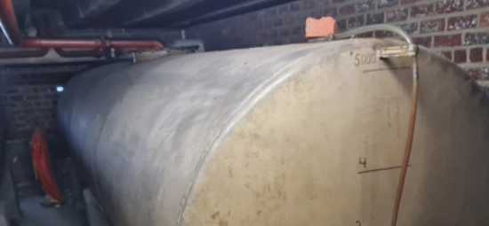 oude bovengrondse mazouttank in kelder